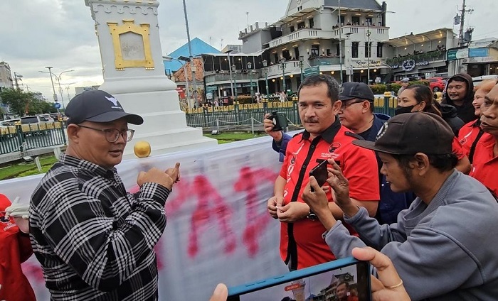 Setia Kepada Megawati, Banteng PDIP Kota Jogja Cap Jempol Darah di Tugu Pal Putih