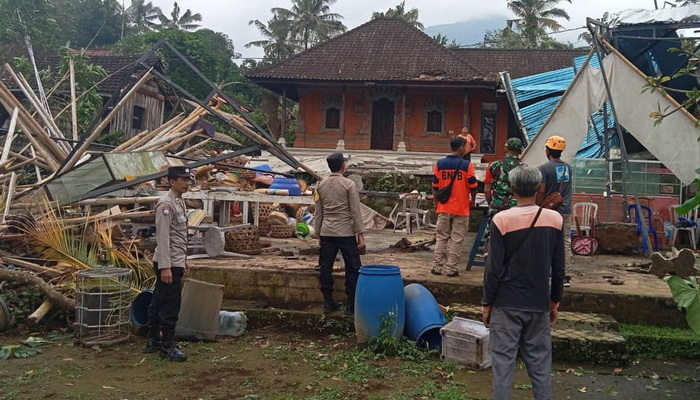 Angin Puting Beliuang Terjang Desa Senganan Hancurkan Bangunan