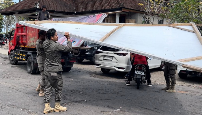 Jelang Pendaftaran Paslon, Satpol PP Tabanan Tertibkan Baliho