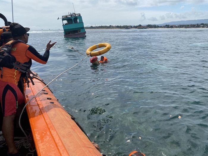 Kandas di Perairan Bali, Basarnas Evakuasi Lima Kru KM Naga Mas Perkasa 58