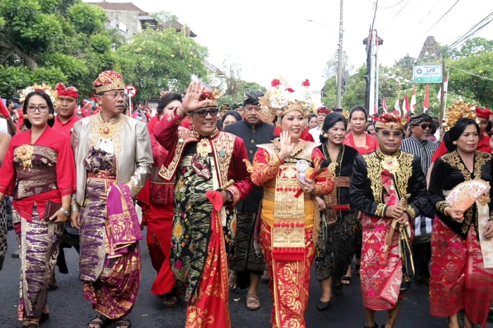 Berbusana Raja Bali, Bupati Sanjaya Ramaikan Parade Budaya Nusantara HUT Kota Tabanan ke-530