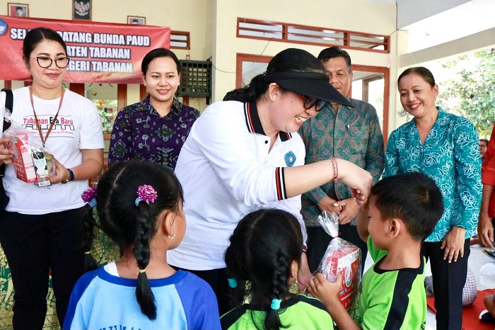 Berkomitmen Berantas Stunting, Bunda PAUD Tabanan Rai Wahyuni Sanjaya Bagikan PMT dan APE untuk Siswa TK