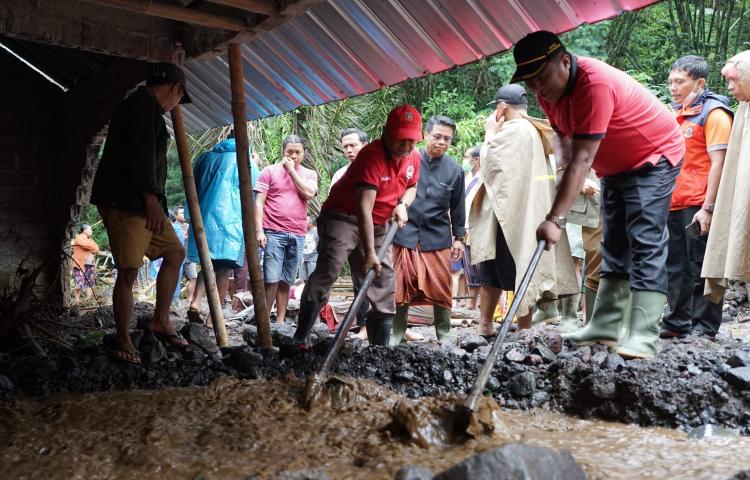 Bupati Gede Dana Turun Bersihkan Material Banjir di Selat