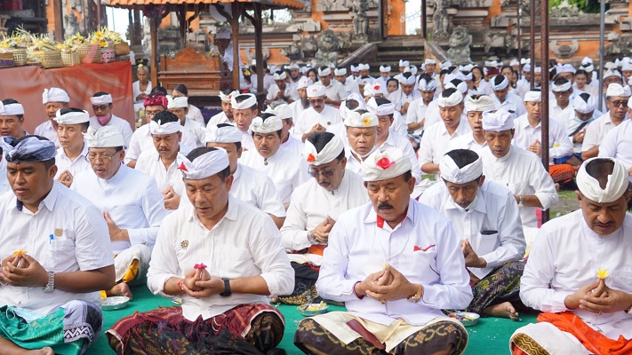 Tumpak Landep, Pemkab Karangasem Gelar Persembahyangan Bersama di Pura Luhur Andakasa