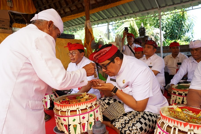 Kebersamaan Warga Bengkel Kediri Diapresiasi Bupati Komang Sanjaya