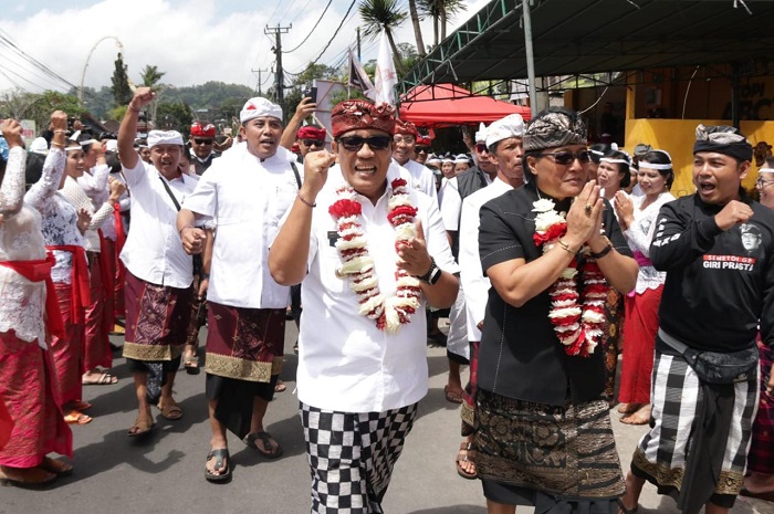 Sanjaya Bersama Bupati Badung Giri Prasta Laksanakan Persembahyangan Bersama di Pura Melanting dan Candikuning