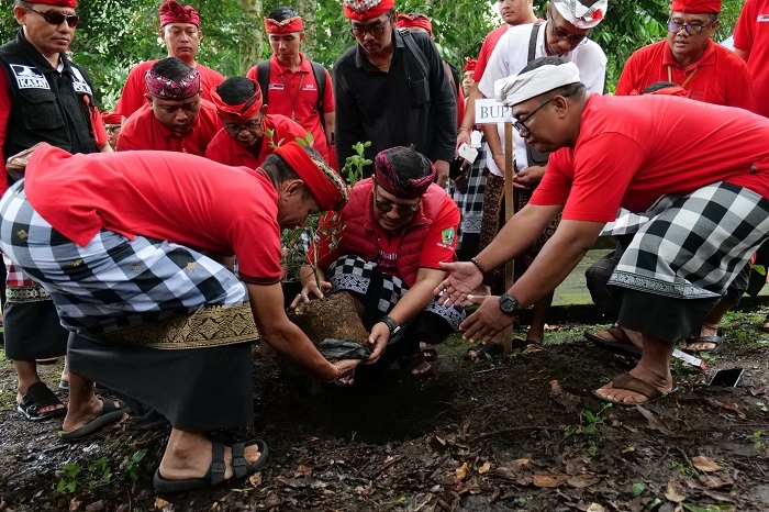 Pemkab Tabanan Peringati Bulan Bung Karno, Gelar Merawat Pertiwi Taman Gumi Banten di Pura Luhur Batukau