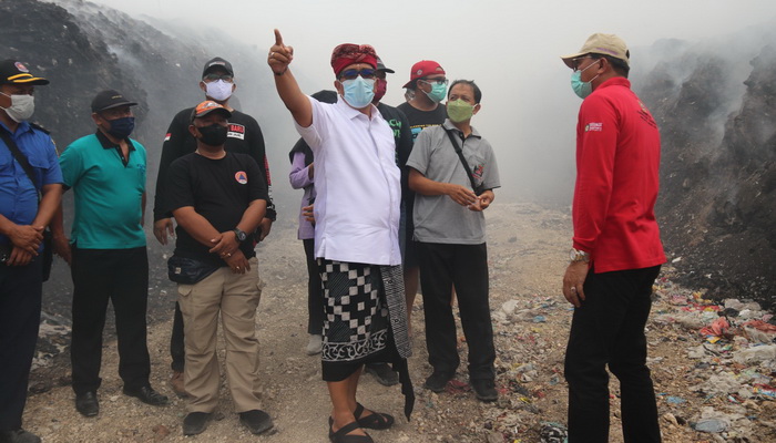 Bupati Tabanan Perintahkan Gerak Cepat Tangani Kebakaran TPA Mandung