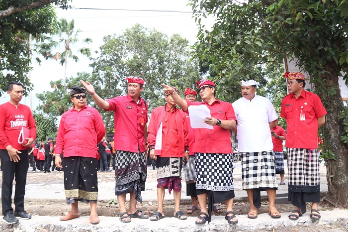 Bupati Sanjaya Minta Masyarakat Jaga Infrastruktur Taman Perjuangan Singasana dan Jalan Debes