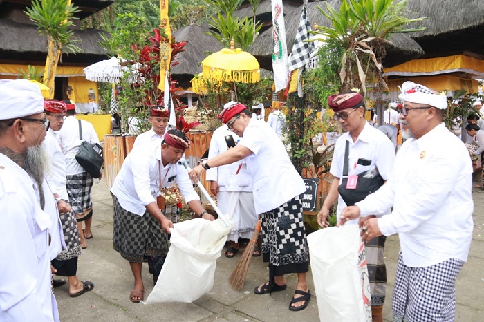 Seimbangkan ‘Sekala Niskala’, Bupati Sanjaya ‘Ngayah’ saat Bersembahyang Pujawali di Pura Luhur Batukaru