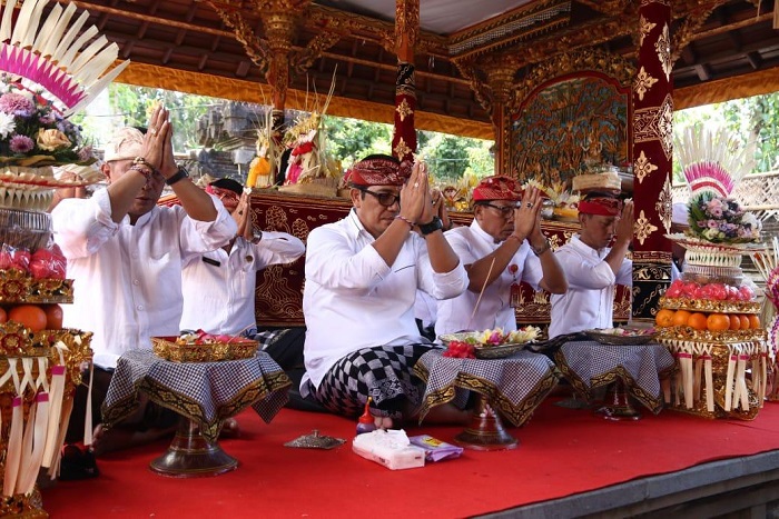 Jaga Adat Budaya, Bupati Sanjaya Apresiasi Karya Dewa Yadnya Warga Desa Meliling dan Pohgending