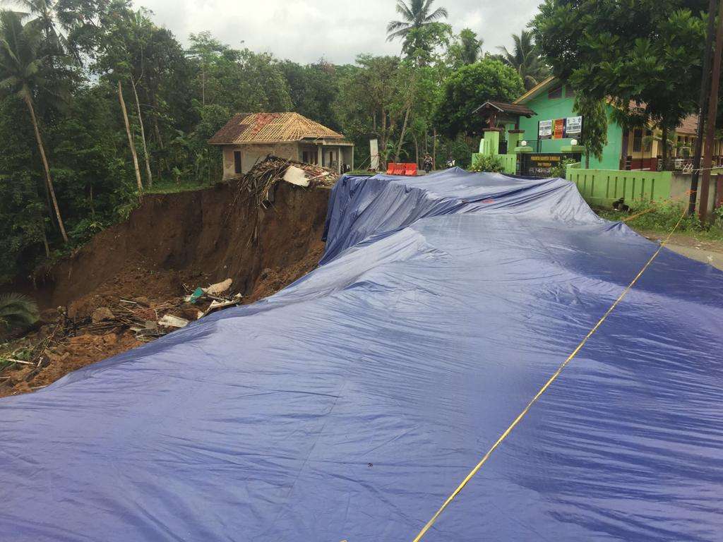 Badan Jalan Desa Tergerus Longsor Sejauh 50 Meter di Tasikmalaya