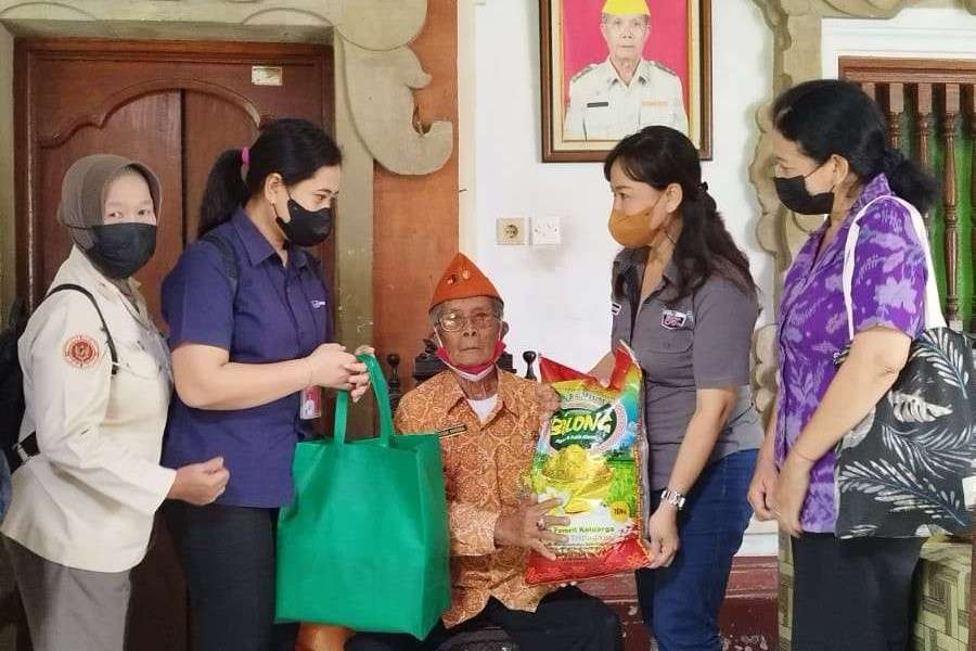 Hari Pahlawan, Astra Motor Bali Kunjungi Rumah Veteran Bagikan Sembako