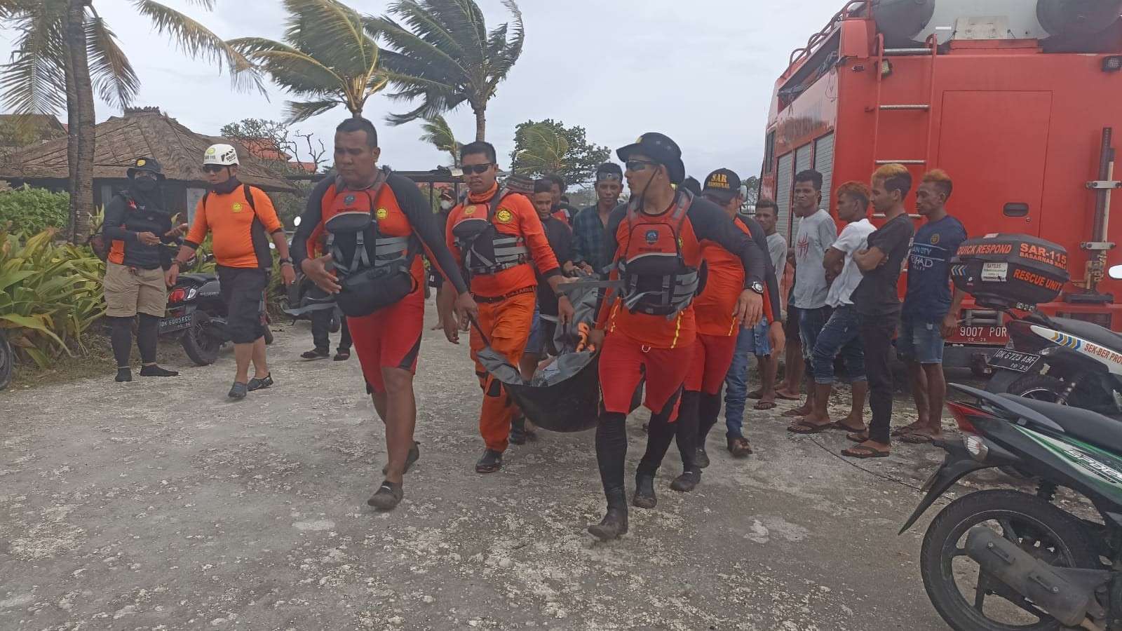 Tim SAR Evakuasi Wisatawan Terseret Arus di Pantai Batu Belig Bali