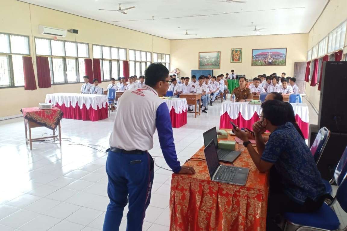 Astra Motor Edukasi Keselamatan Berkendara dan Serahkan Motor Praktek di SMKN 2 Negara