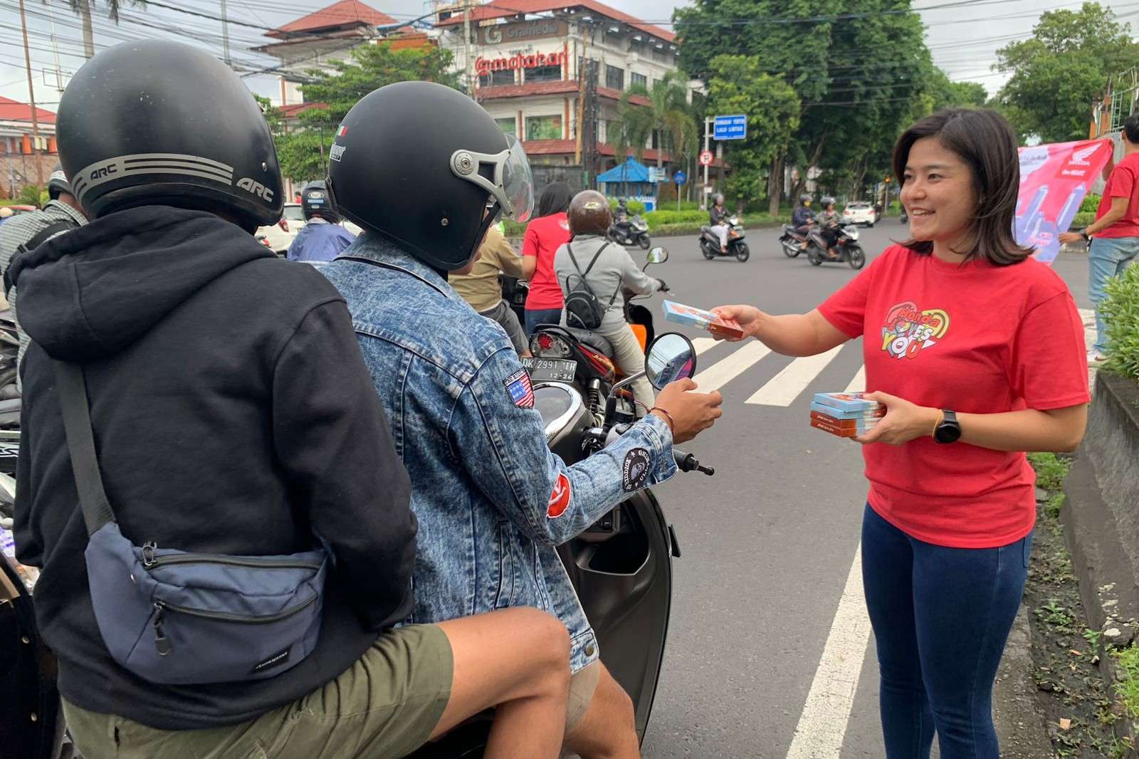 Ribuan Coklat Valentine untuk Pengendara Honda di Bali