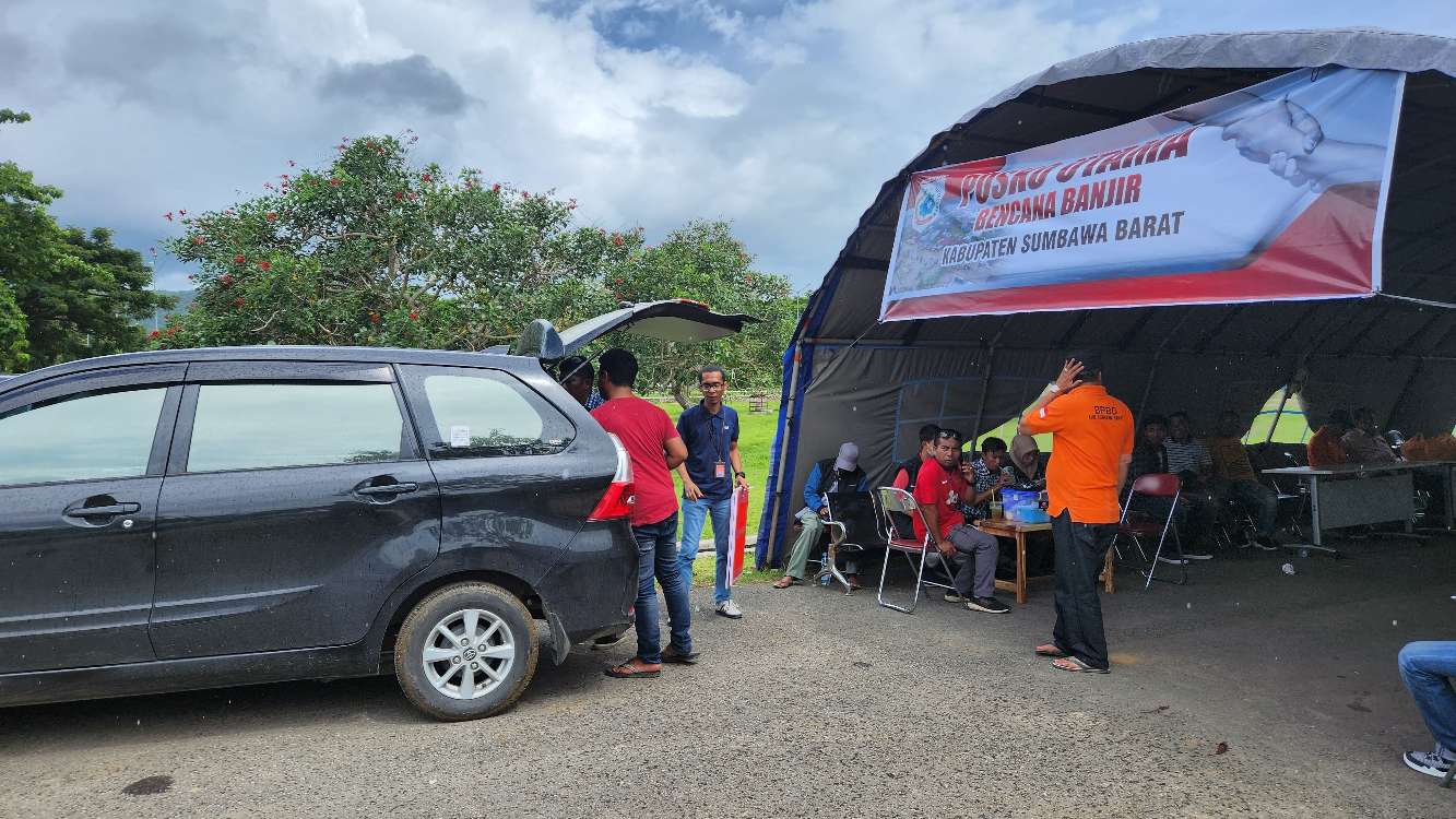 Telkomsel Berikan Bantuan Sembako dan Paket Nelpon bagi Warga Terdapat Banjir Sumbawa Barat