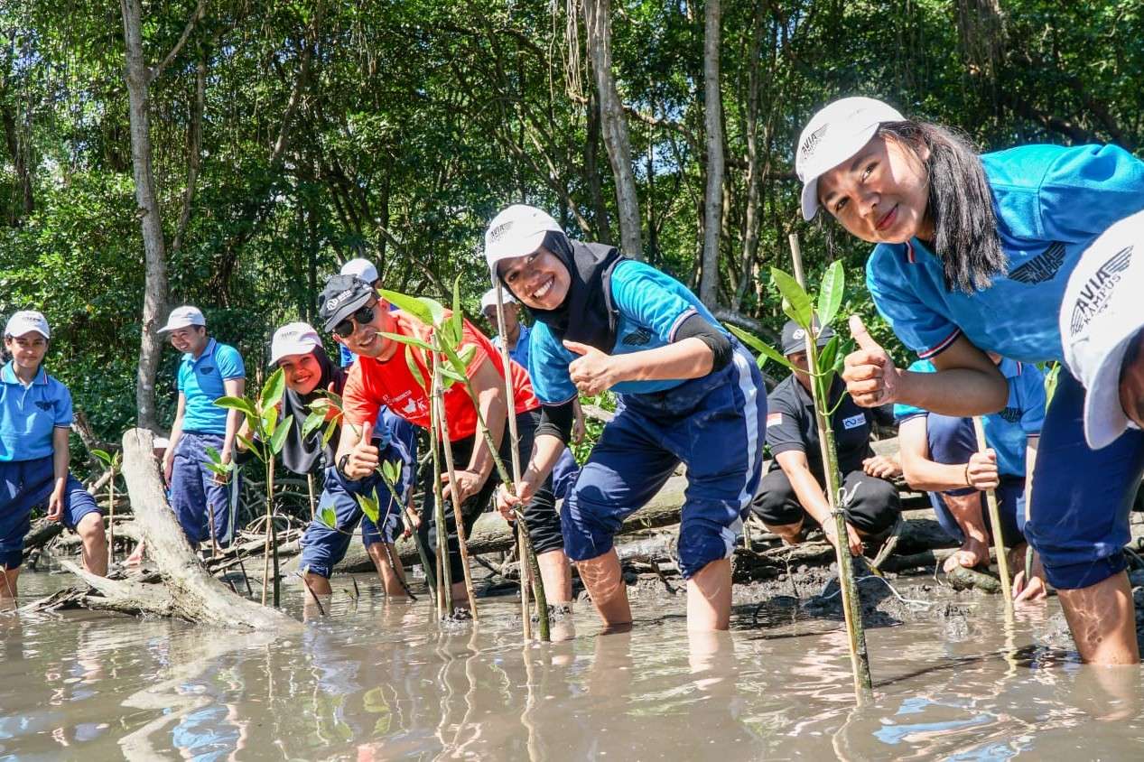 Peduli Lingkungan, Asta Learning Center Terjunkan Mahasiswa DI Academy dan AVIA Penerbangan Tanam Mangrove
