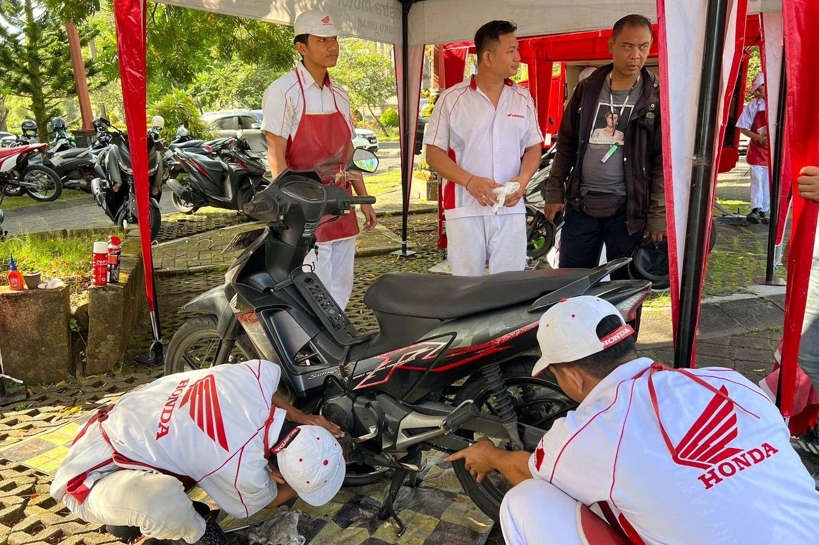 100 Pengunjung Pasar Murah Nikmati Servis Gratis Astra Motor Bali