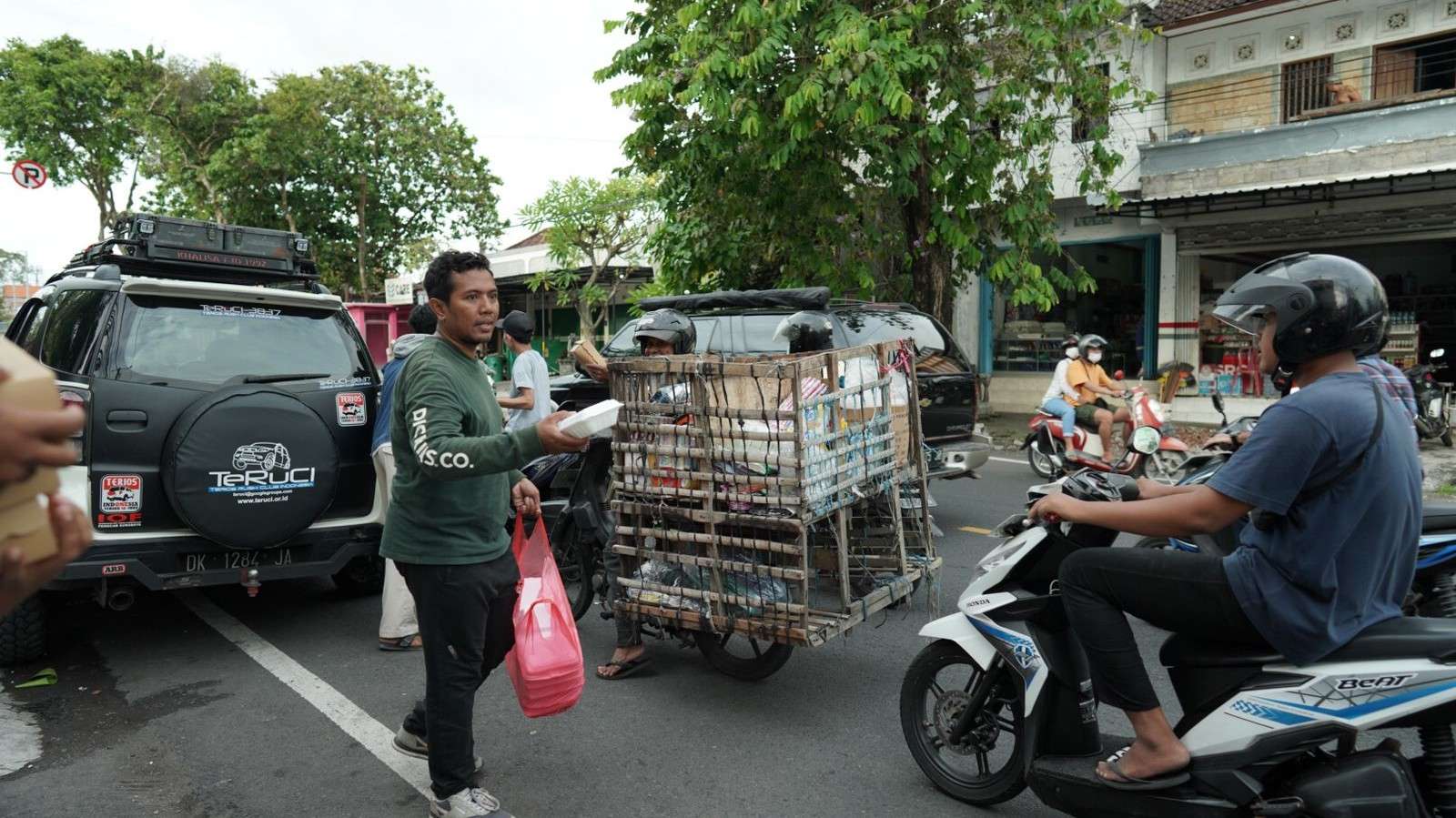 Komunitas Honda CB150X Bali Chapter Berbagi Takjil Buka Puasa bagi Pengguna Jalan di Denpasar