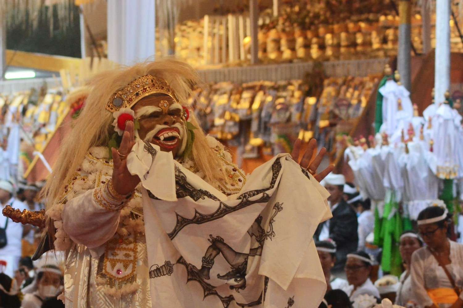 Lestarikan Tradisi Adat Budaya, Wagub Cok Ace Menari Tarian Sakral Topeng Sidakarya