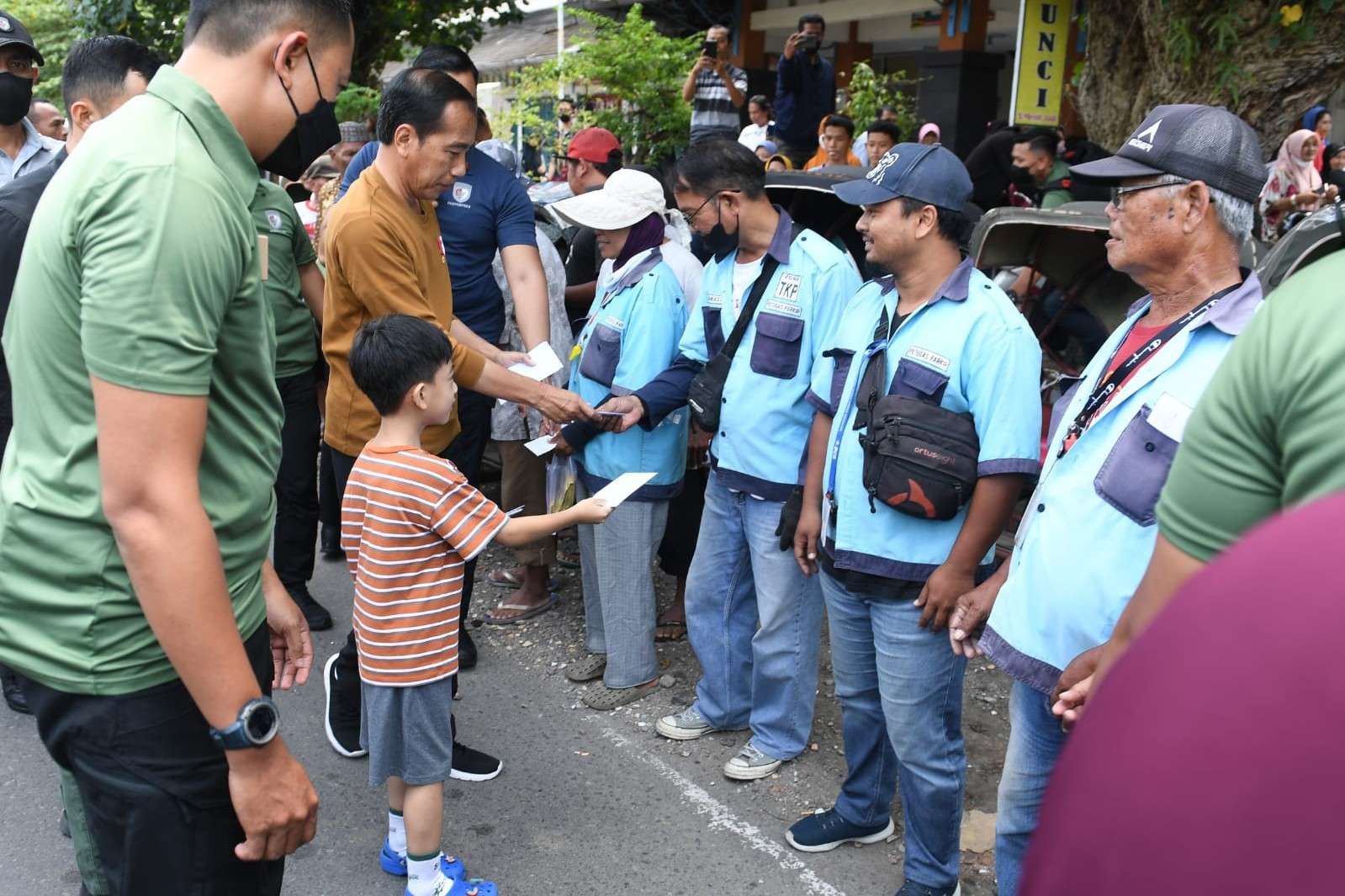 Ajak Cucu Jan Ethes, Presiden Jokowi Bagi Bagi Rejeki saat Blusukan Pasar di Surakarta