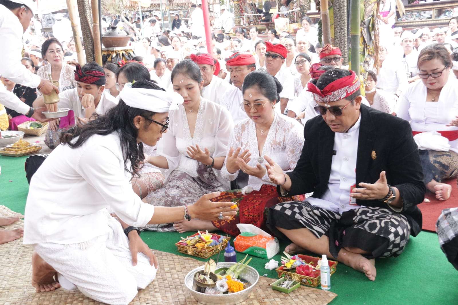 Bupati Sanjaya Pimpin Bhakti Penganyar di Pura Ulun Danu Batur, Ajak Masyarakat Jaga Kebersamaan dan Kekompakan