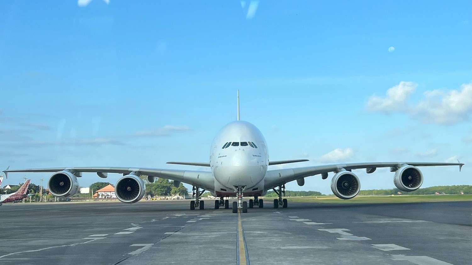 Pesawat Komersial Terbesar Airbus A380 Emirates Mendarat Mulus di Bali, Catat Sejarah Industri Penerbangan Indonesia