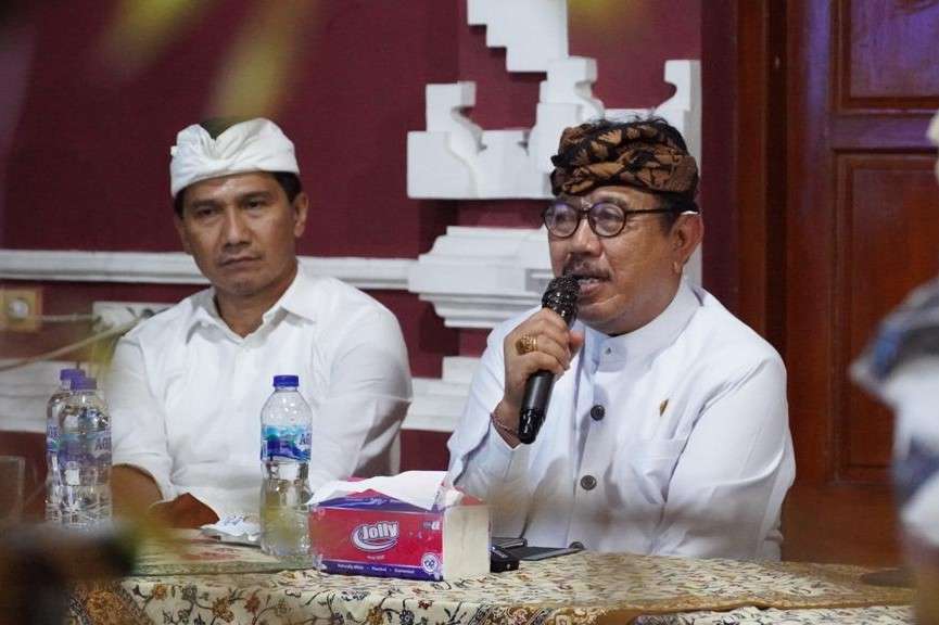 Wagub Cok Ace Temui Warga Hindu Padang, Sampaikan Pembangunan Bali sebagai ‘One Management Islands’