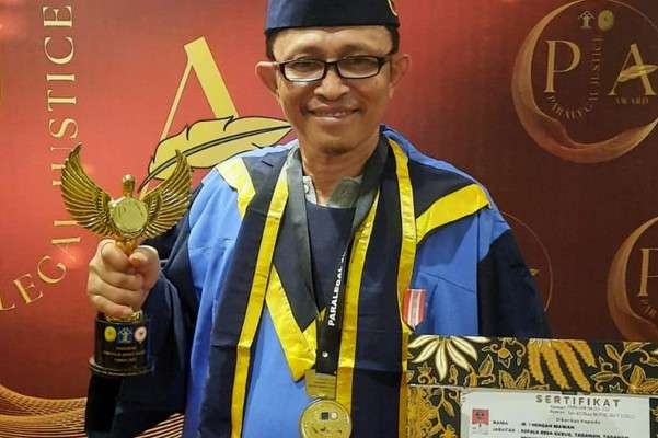 Kemenkumham Anugerahi Kepala Desa Gubug Penghargaan Paralegal Justice Award