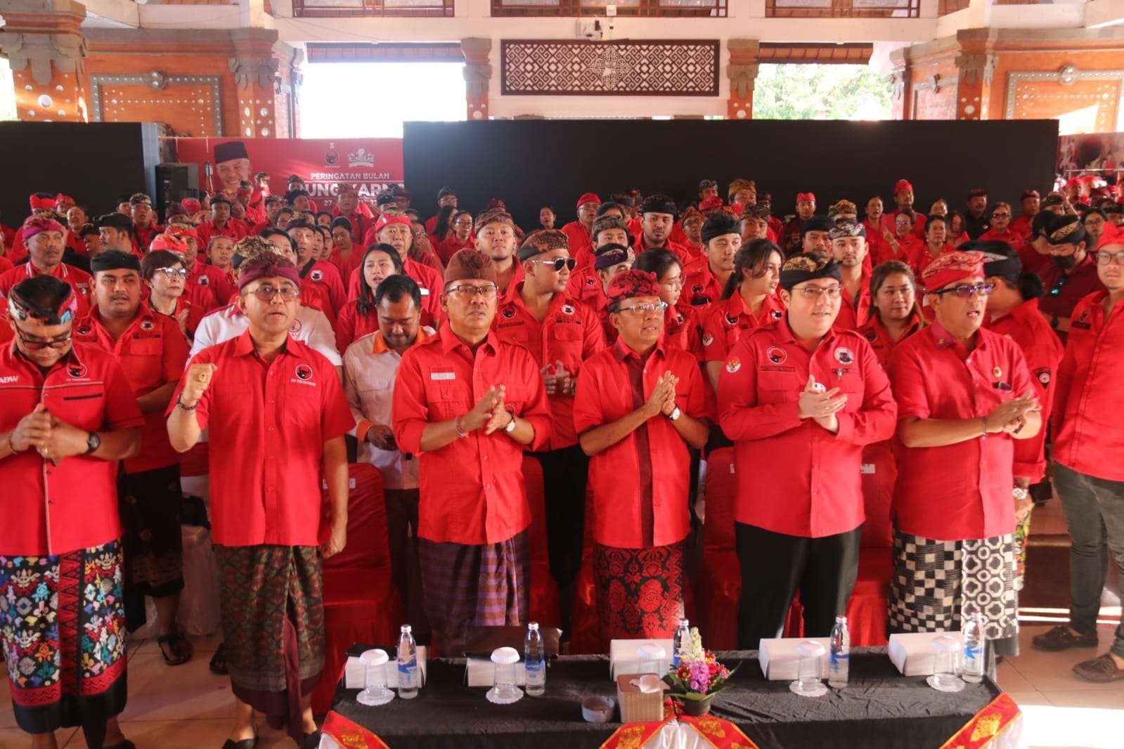 Koster Pasar Gotong Royong, Komang Sanjaya Bersama Ribuan Kader Terbaik PDI Perjuangan Padati Gedung Maria Tabanan
