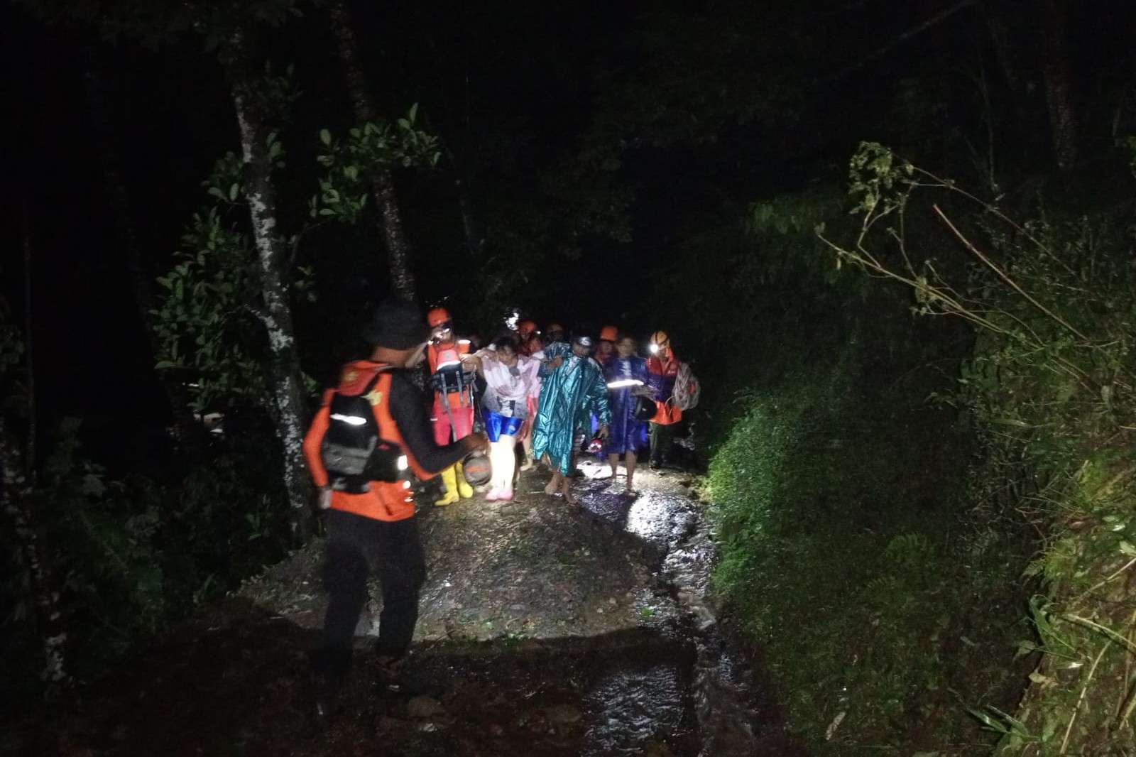 Cuaca Buruk, Enam Wisatawan Terjebak di Sungai Telaga Waja Bali