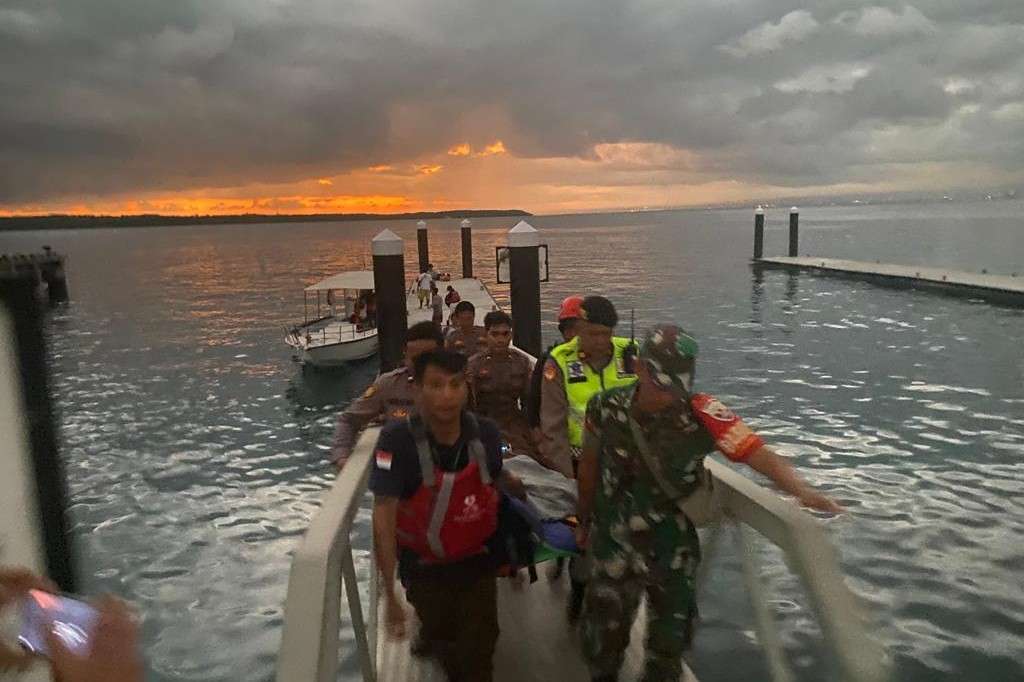 Nikmati Liburan di Nusa Penida, Wisatawan Inggris Cedera Dihantam Ombak Pantai Kelingking