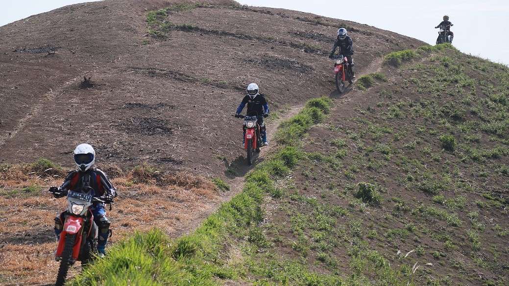 Tips Teknik Aman dan Nyaman saat Naik Motor Trail bagi Kamu yang Hobi Terabasan