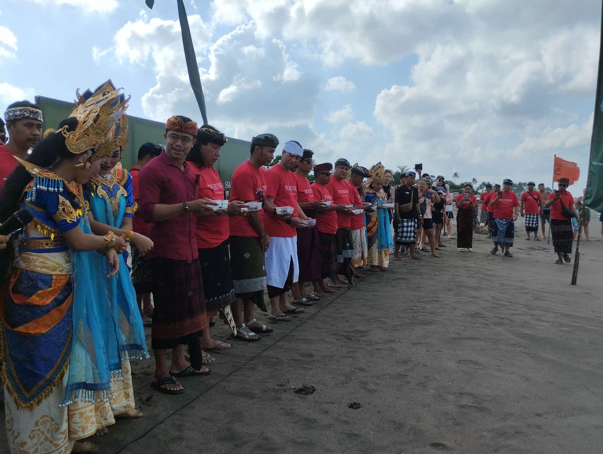 Usung Tri Hita Karana, Pelepasan Tukik Semarakkan 7 Tahun Swarga Suites Bali Berawa