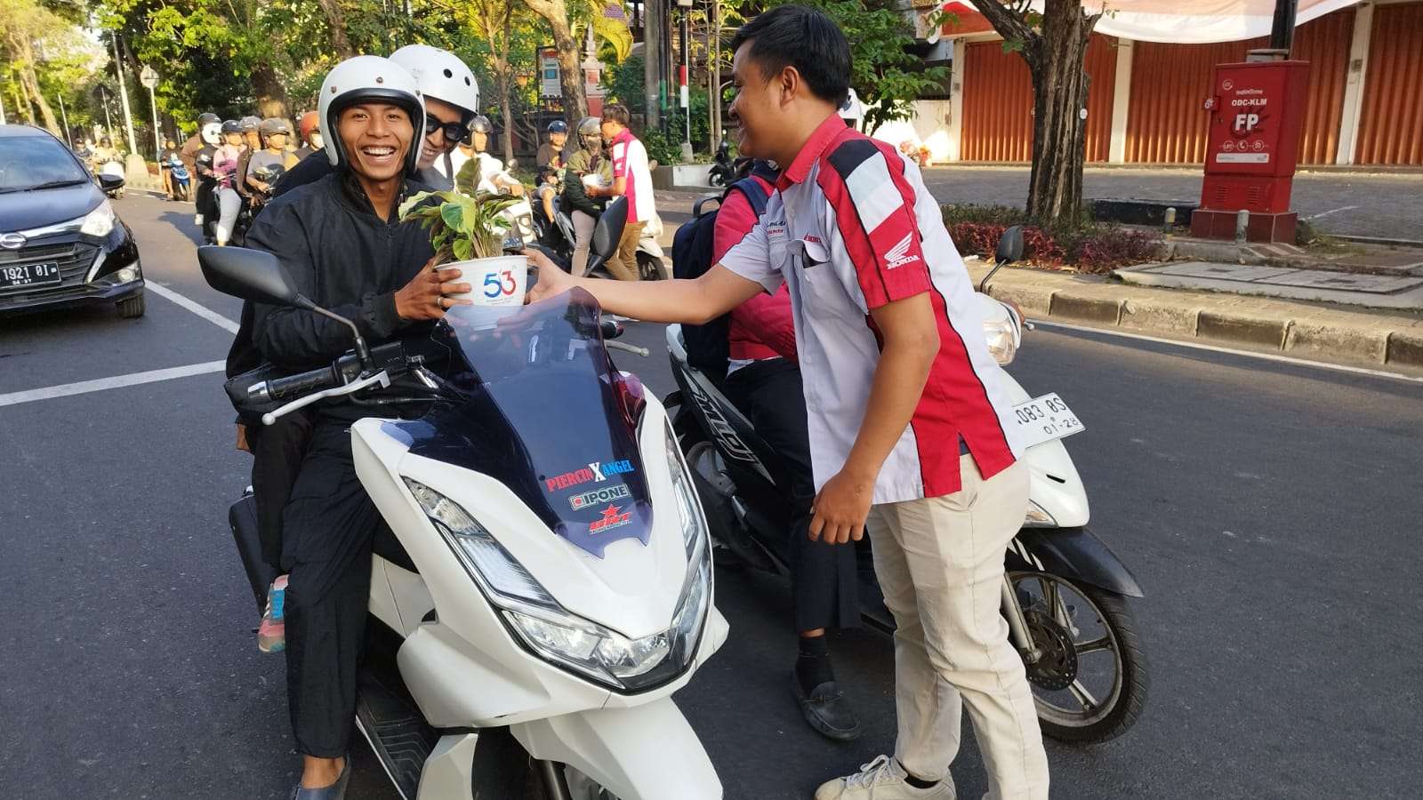 Bagikan 200 Tanaman Hias Meriahkan Harpelnas, Astra Motor Bali Kampanyekan Pengurangan Polusi