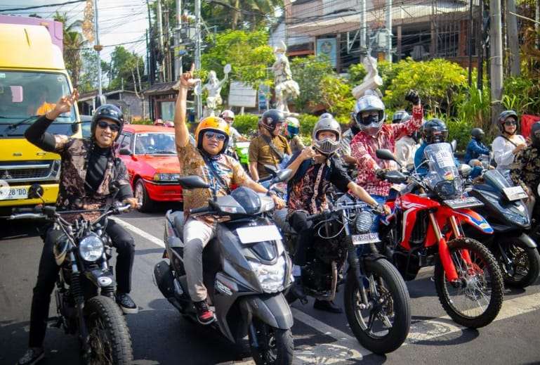 Kenakan Baju Batik, Ratusan Anak Motor Bold Riders Bali Gelar City Touring dan Aksi Donor Darah