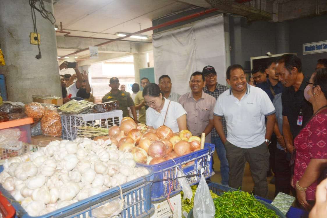 Datangi Pasar Badung, Pj Gubernur Mahendra Jaya Pastikan Ketersediaan Pasokan dan Harga Bahan Pokok