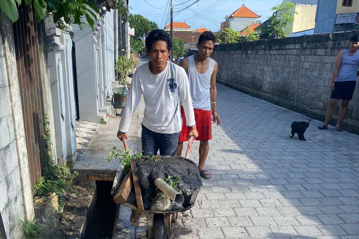 Sambut Tahun Baru 2024, Warga Gutiswa V Peguyangan Kangin Denpasar Bersihkan Lingkungan