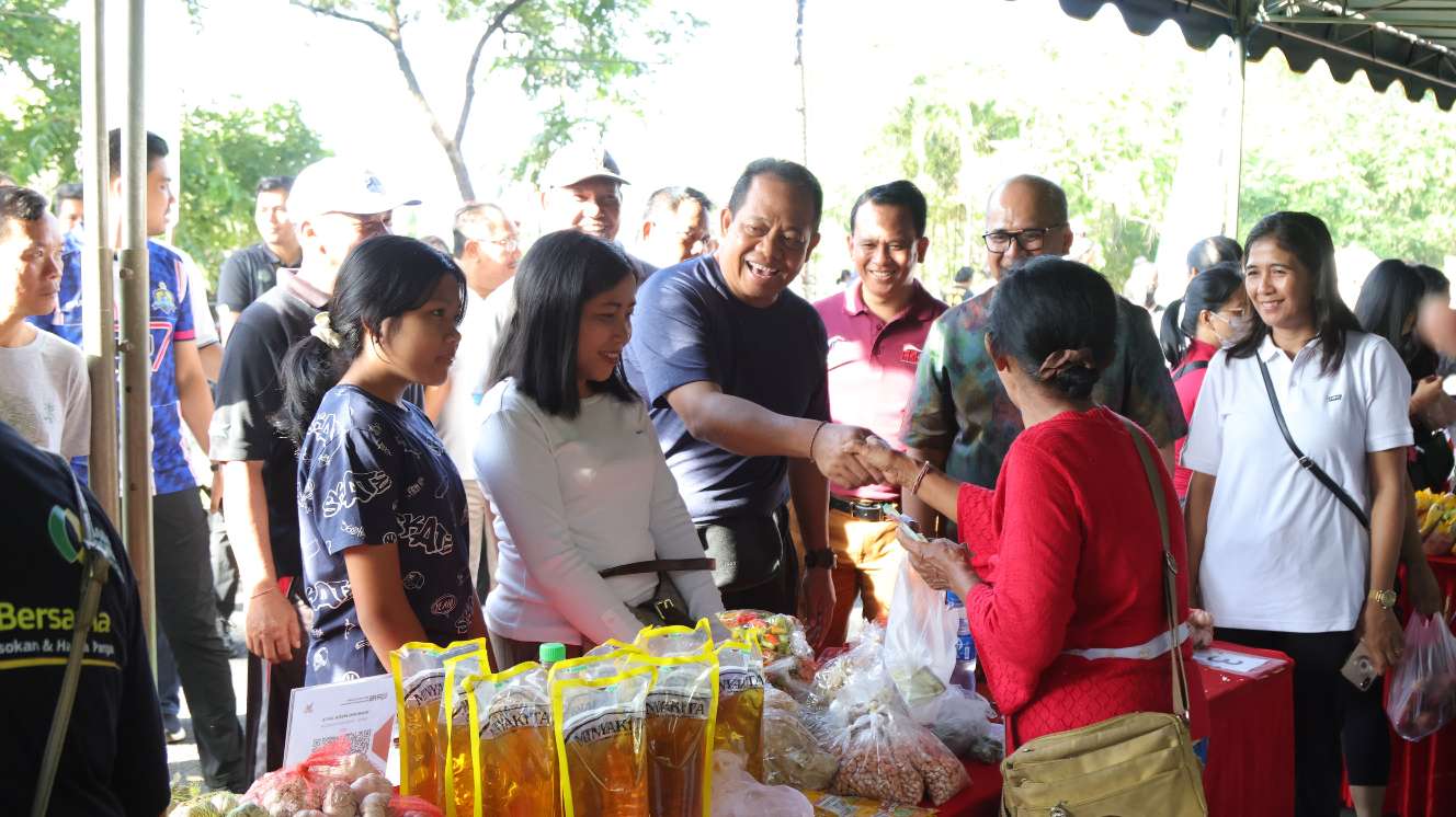 Kendalikan Ketersediaan Pasokan Jelang Libur Nataru, Pj Gubernur Bali Datangi Pasar Murah