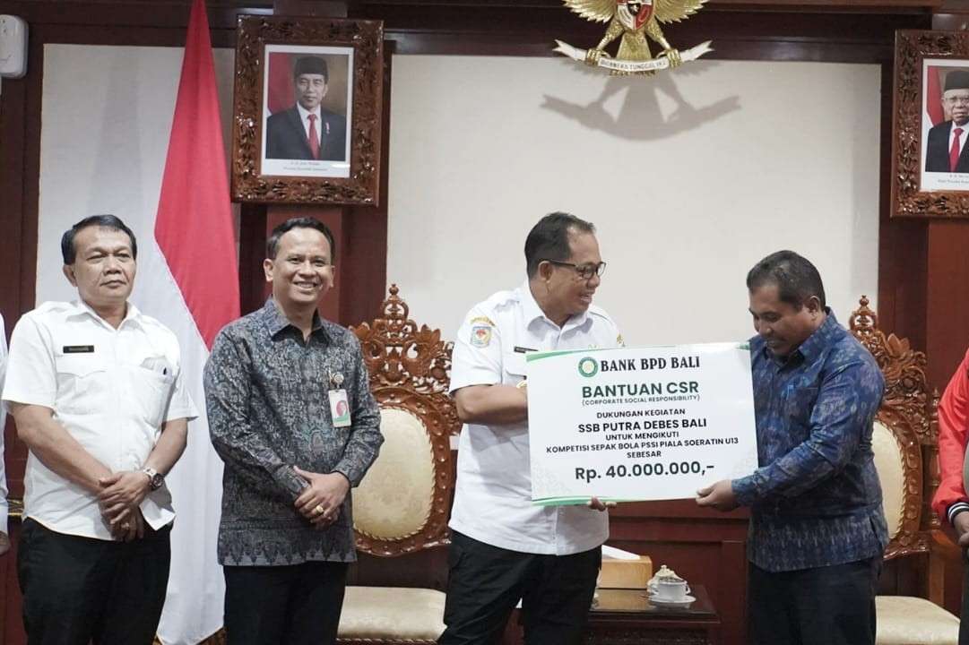 Lolos ke Soeratin Cup 2024, Pj Gubernur Serahkan Bantuan Pembinaan Dua Klub Sepak Bola Bali