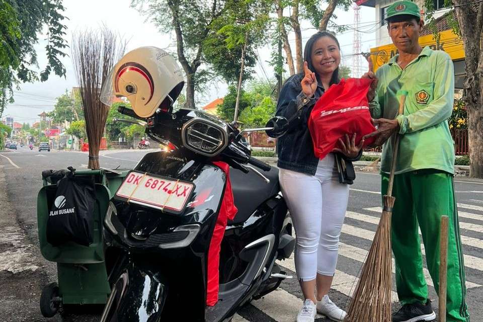 Astra Motor Bali Bagikan 50 Paket untuk Petugas Kebersihan