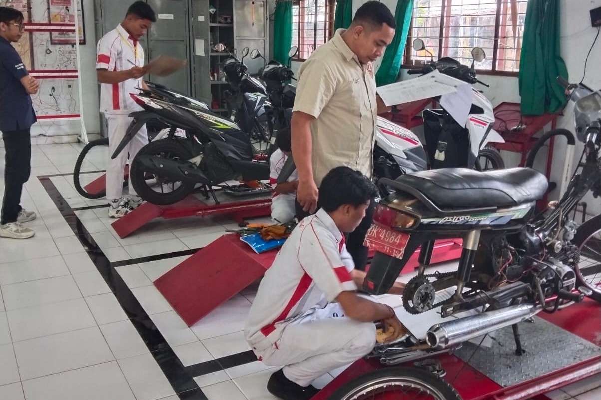 68 Siswa SMK Negeri 3 Singaraja Jalani UKK Bersama Astra Motor Bali