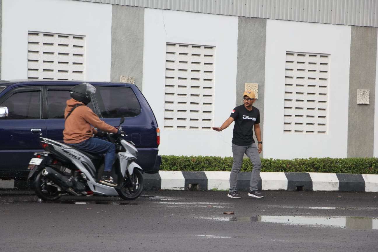 Berada dalam Posisi ‘Blind Spot’ Kendaraan Parkir,  Ini Tips Agar #Cari_Aman
