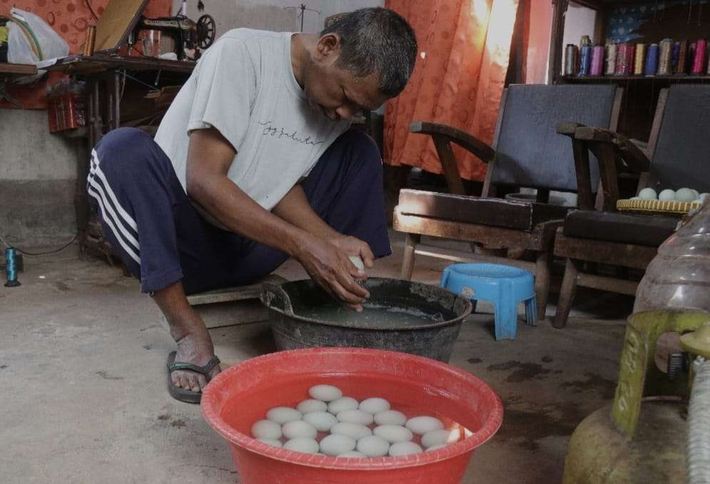 Usaha Telur Asin Pasien ODGJ Raup Omset Rp5,9 Juta per Bulan