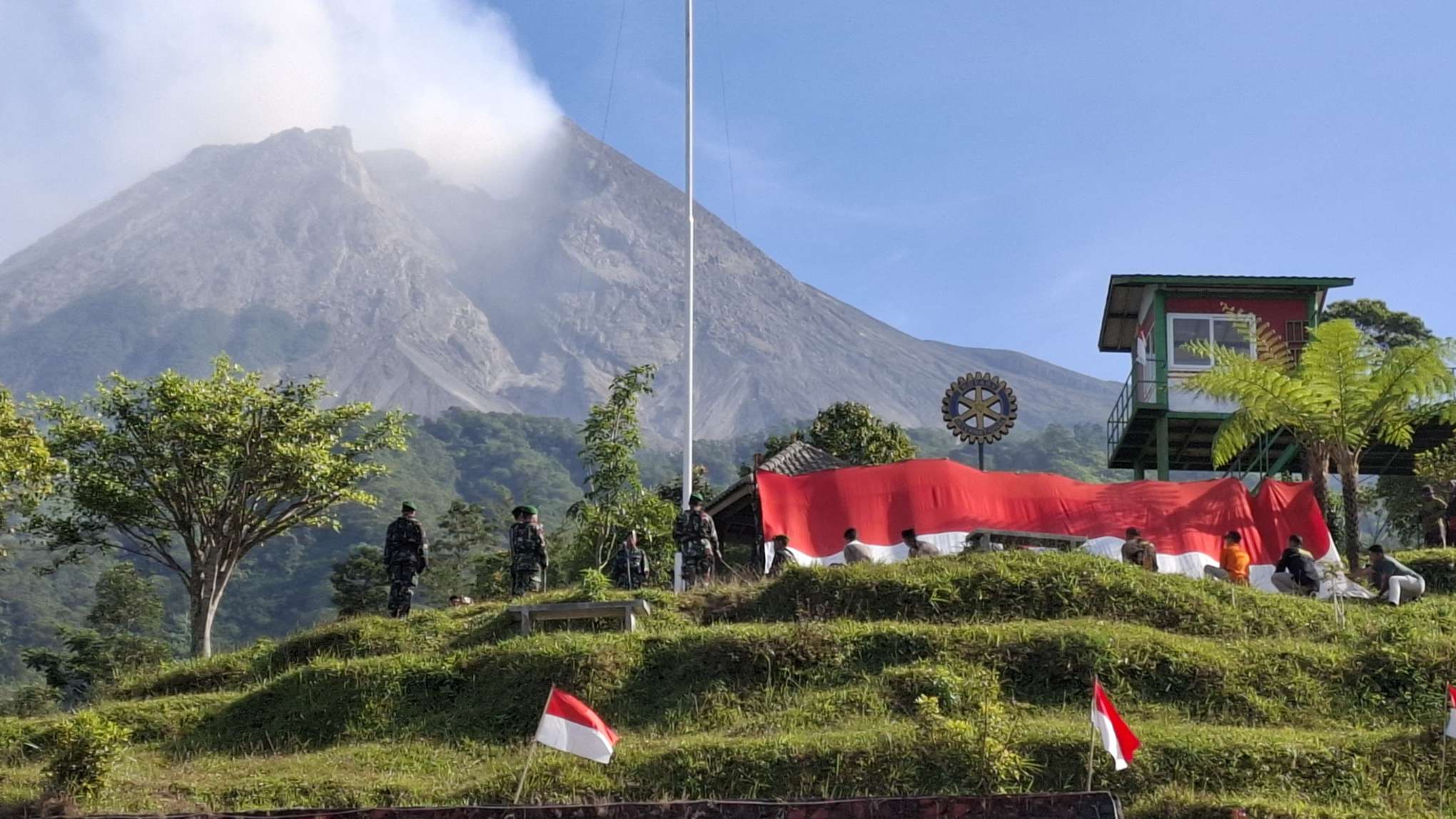 Bendera Merah Putih Raksasa Berkibar Sekitar 4 Km hingga Puncak Gunung Merapi