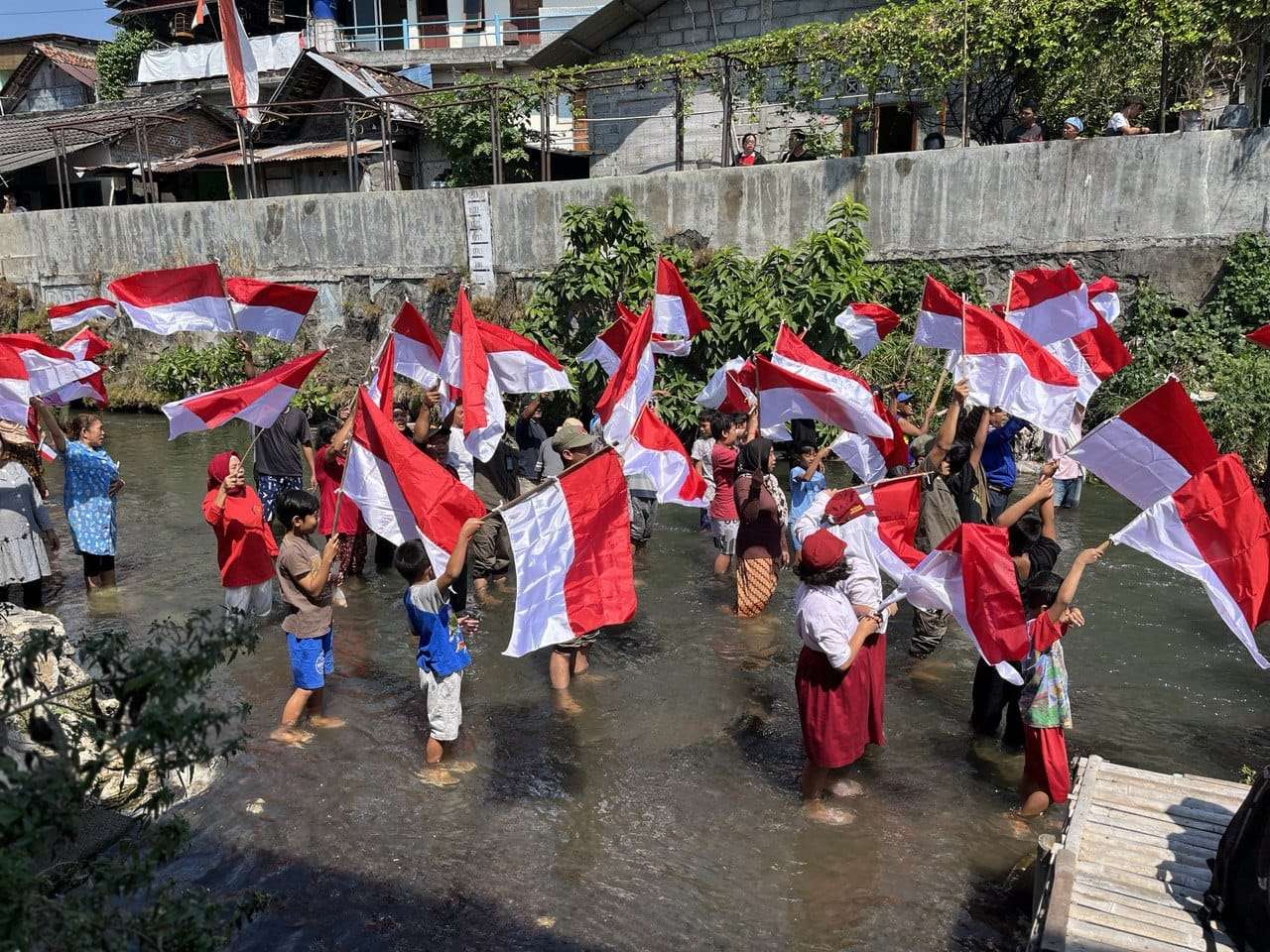 Warga Jogja Ini Kibarkan 79 Bendera Merah Putih di Sungai Kali Code, Bangkitkan Rasa Nasionalisme