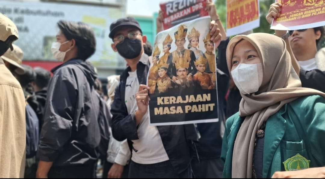 Ribuan Massa Yogyakarta Teriakkan ‘Turunkan Jokowi’ saat Aksi Kawal Putusan MK