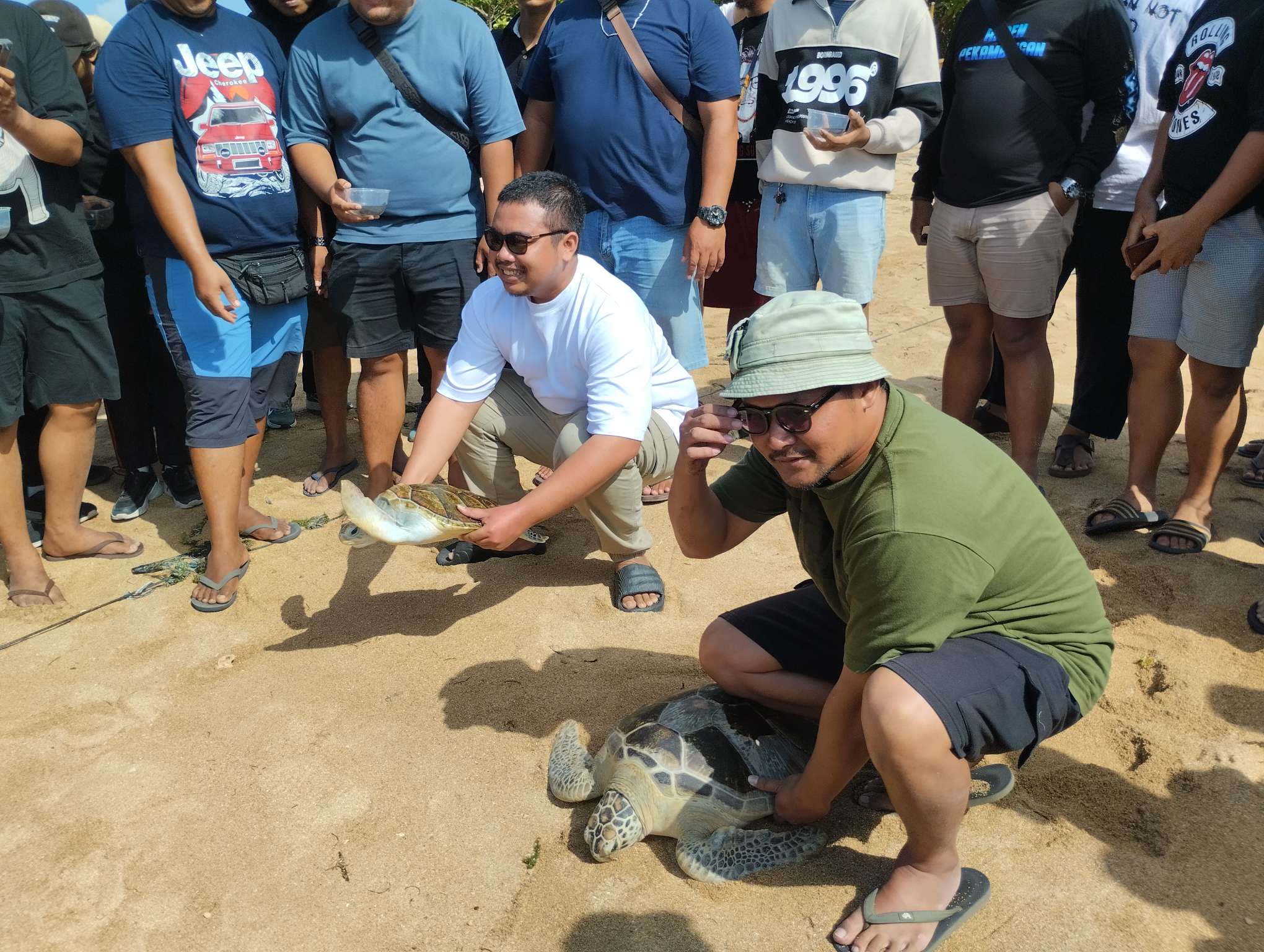 Syukuran Lolos DPRD Bali, Agung Suyoga Ajak Masyarakat Bersihkan Pantai dan Lepas Tukik