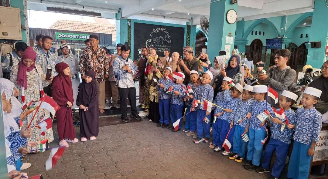 Bendera Indonesia dan Palestina Diiringi Lagu Atuna Tufali Sambut Kedatangan Anak-anak Gaza di Jogja